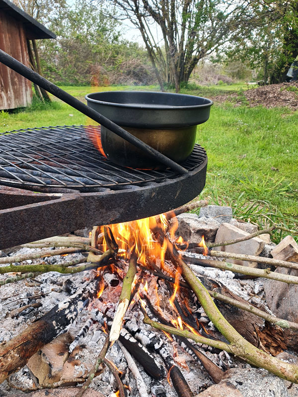 Outdoor kochen überm offenen Feuer