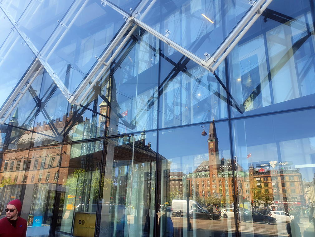 Spiegelung des Rathauses von Kopenhagen in einer Scheibe
