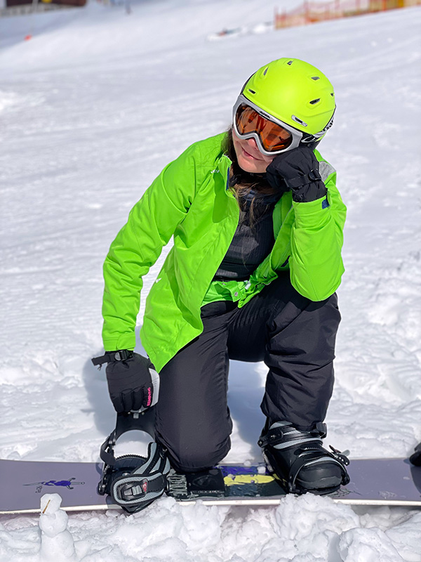 Aylin auf dem Snowboard
