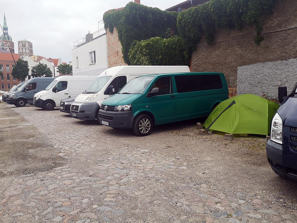 Zelten auf einem Parkplatz mitten in der Stadt
