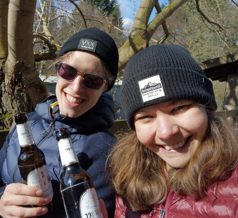 Bier in der Sonne nach Wanderung durch den Schnee im Soonwald